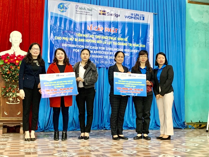 UN Women hỗ trợ 1,2 tỷ đồng  phụ nữ có hoàn cảnh khó khăn, chịu ảnh hưởng bởi lũ lụt tại Quảng Trị - Ảnh 1.