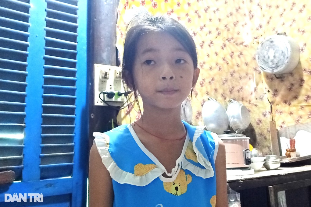 Mẹ bỏ đi, bé gái 10 tuổi chăm cha tật nguyền trong cảnh khốn khổ - 2 Mẹ bỏ đi, bé gái 10 tuổi chăm cha tật nguyền trong cảnh khốn khổ - 2
