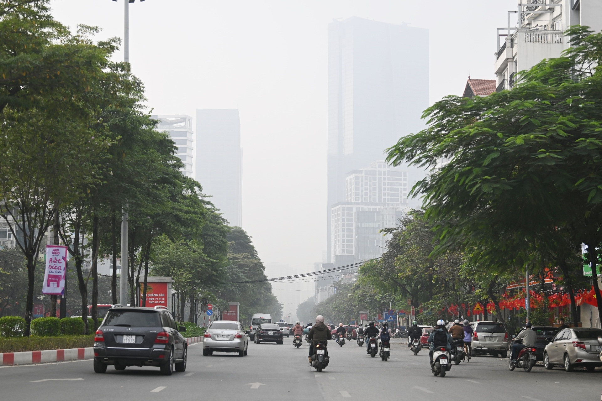 Không khí Hà Nội ô nhiễm nặng, sương mờ trắng đục phủ khắp Thủ đô - 13