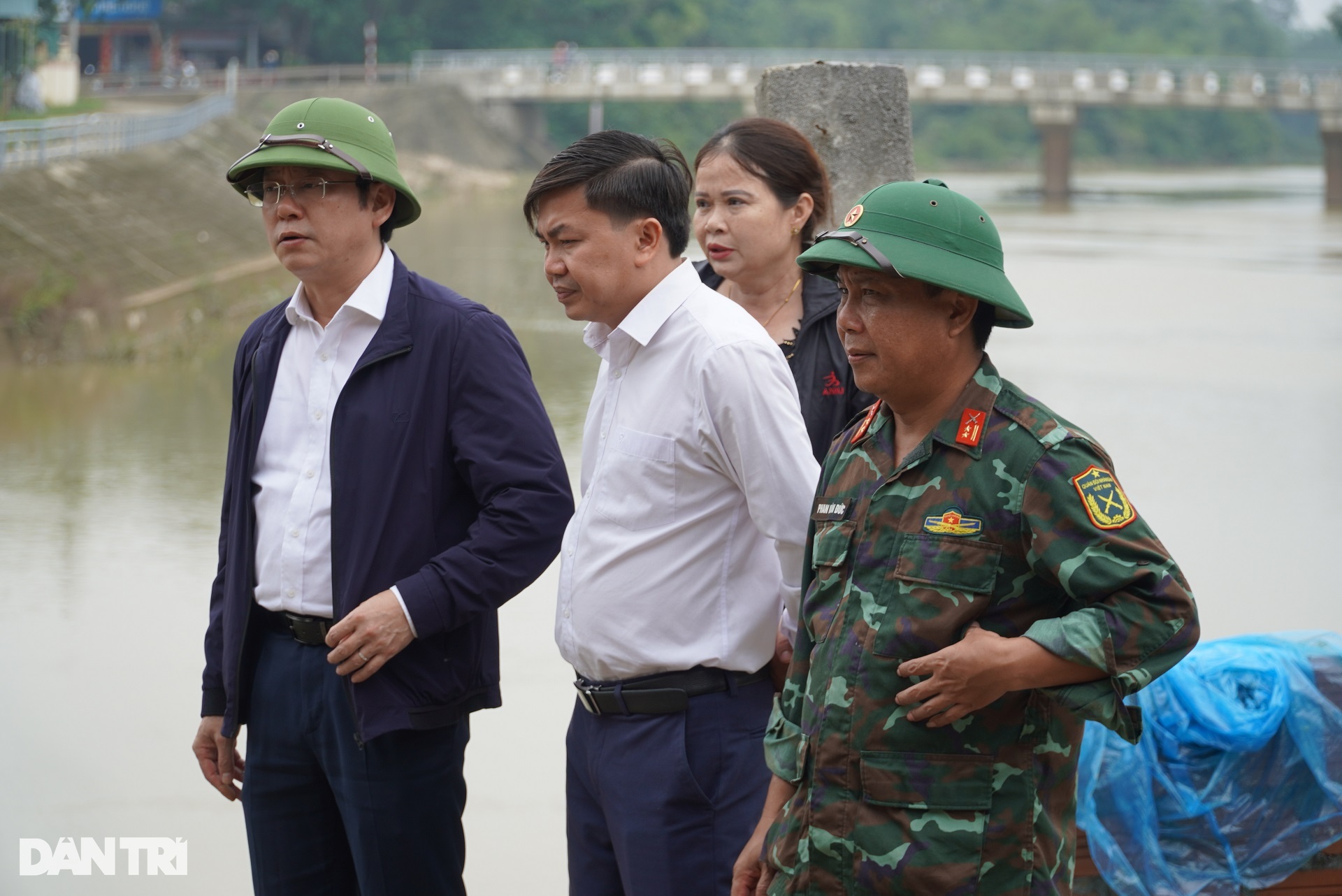 Mất ăn mất ngủ bên bờ sông sạt lở - 11 Mất ăn mất ngủ bên bờ sông sạt lở - 11