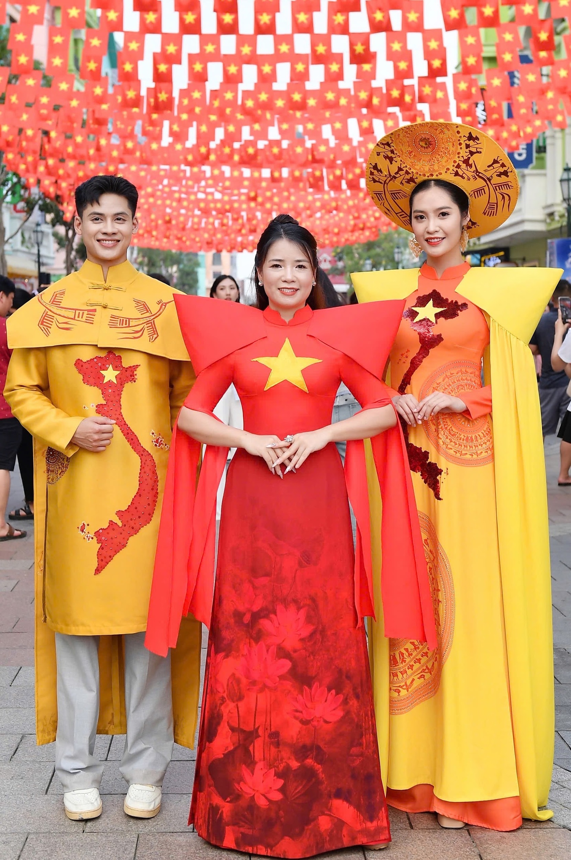 Hoa hậu Nông Thúy Hằng trình diễn áo dài lấy cảm hứng từ dáng hình đất nước - 6 Hoa hậu Nông Thúy Hằng trình diễn áo dài lấy cảm hứng từ dáng hình đất nước - 6