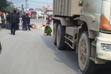 Xe tải tông xe máy, 2 người thương vong