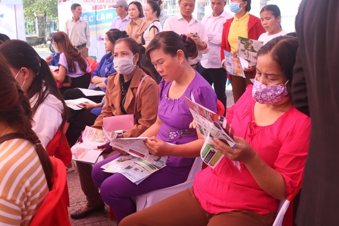 Nhiều bậc phụ huynh đến tìm hiểu thông tin, đăng ký tuyển dụng cho con em trong gia đình 