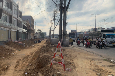 Dự án mở rộng quốc lộ 13 ngổn ngang do chưa di dời đường điện