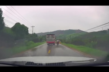 Phẫn nộ tài xế xe khách huých xe máy ngã lộn nhào giữa trời mưa rồi bỏ chạy