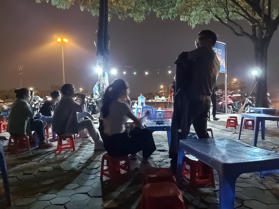 Karaoke lộ thiên trên vỉa hè tra tấn người Hà Nội - 4 Karaoke lộ thiên trên vỉa hè tra tấn người Hà Nội - 4