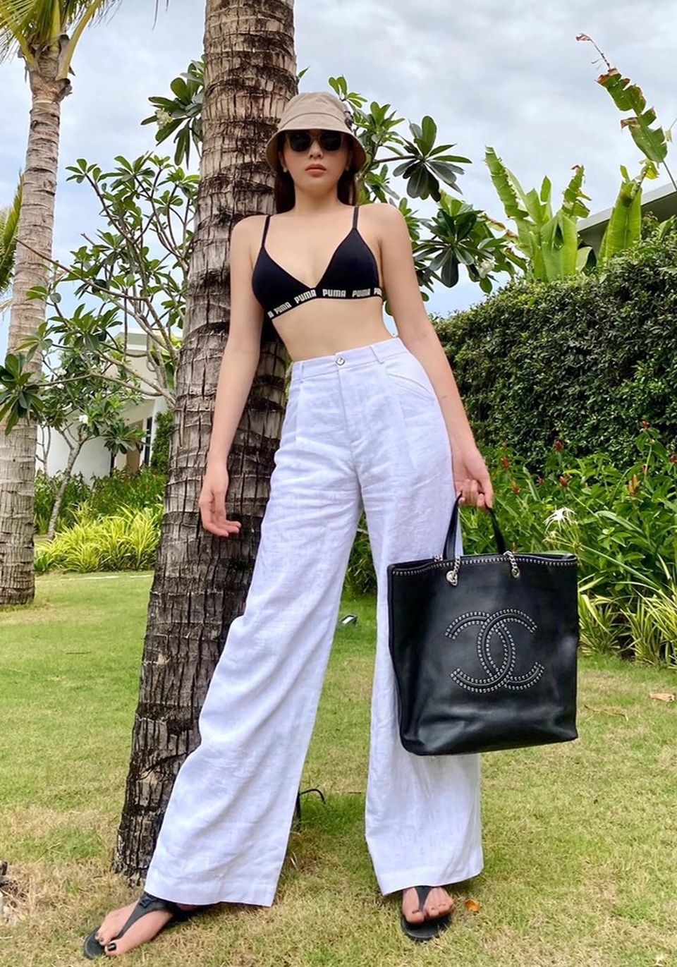 Hoàng Thùy khoe vòng eo nhỏ “con kiến” đầy quyến rũ - 3 Hoàng Thùy khoe vòng eo nhỏ “con kiến” đầy quyến rũ - 3