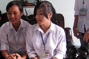 Đuổi học một tuần nữ sinh đánh bạn   