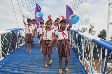 Khi doanh nghiệp xây cầu cho học sinh vùng sông nước