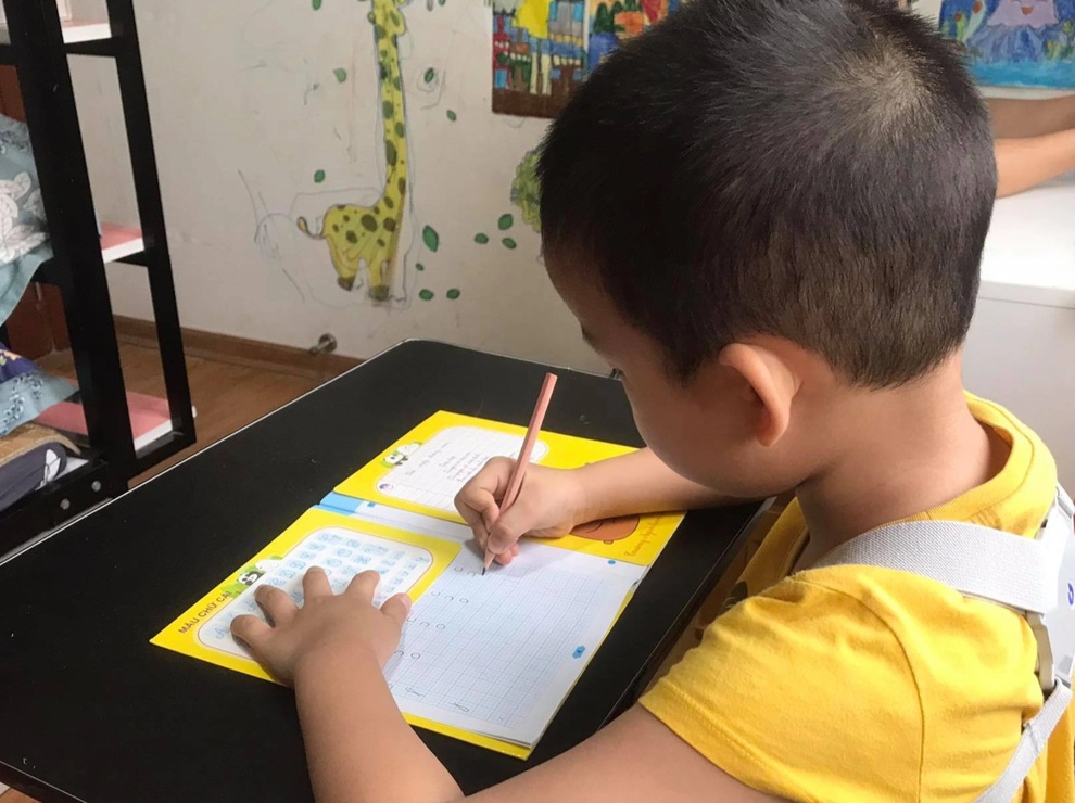 Trẻ mới vào lớp 1, mẹ ép ngồi tập viết ngày... 5 tiếng - 2 Trẻ mới vào lớp 1, mẹ ép ngồi tập viết ngày... 5 tiếng - 2