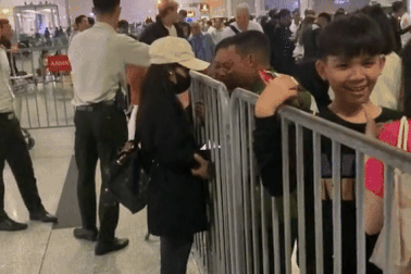 Bố mẹ khóc nấc khi tiễn con gái đi làm ở nước ngoài