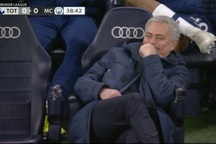 Biểu cảm hài hước của HLV Mourinho khi Tottenham chịu phạt đền