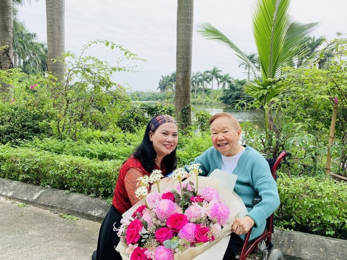 Khoảnh khắc vui vẻ của bà Đinh Tố Mai (bên phải) cùng chị Nguyễn Thị Bạch Tuyết.
