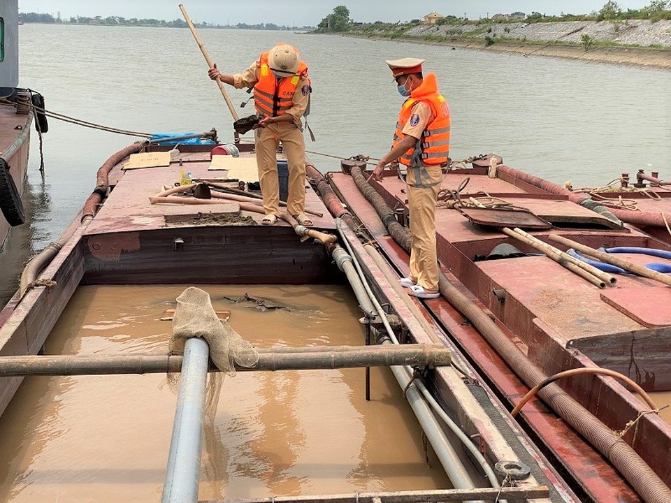 Bắt quả tang 8 cát tặc điều khiển 4 tàu vỏ sắt moi ruột sông Đáy - 2 Bắt quả tang 8 cát tặc điều khiển 4 tàu vỏ sắt moi ruột sông Đáy - 2