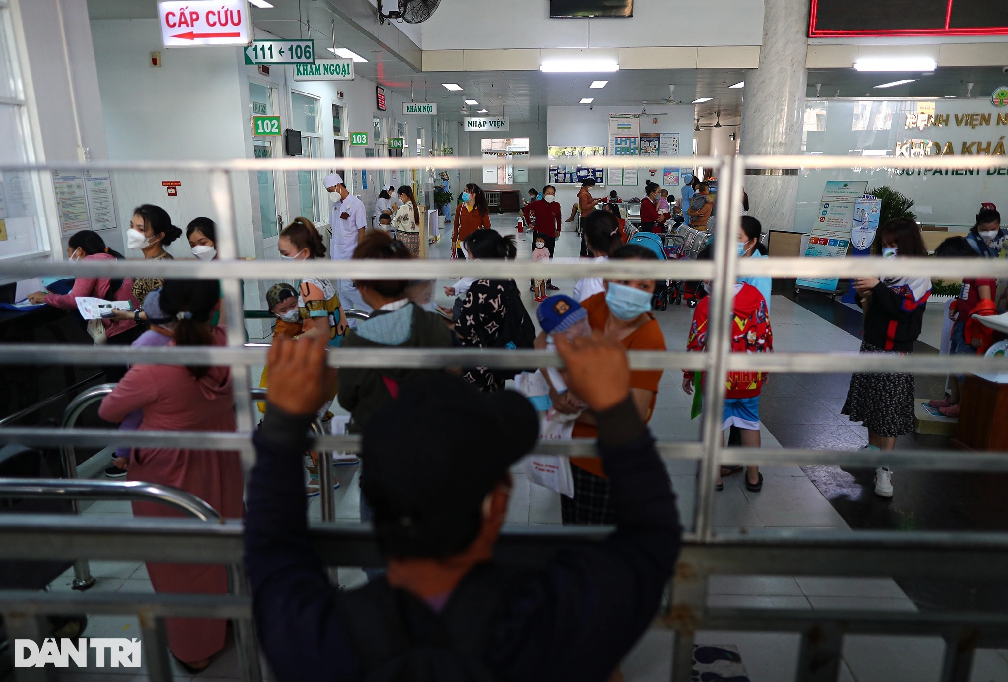 Bệnh nhi vật vờ, chen chúc nhau đi test Covid-19 ở bệnh viện tại TPHCM - 5 Bệnh nhi vật vờ, chen chúc nhau đi test Covid-19 ở bệnh viện tại TPHCM - 5