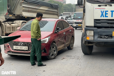 Hà Nội: Hai ô tô va chạm trước lối lên Vành đai 3, giao thông ùn ứ cục bộ