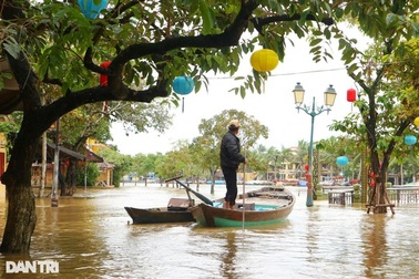 Phố cổ Hội An chìm trong biển nước