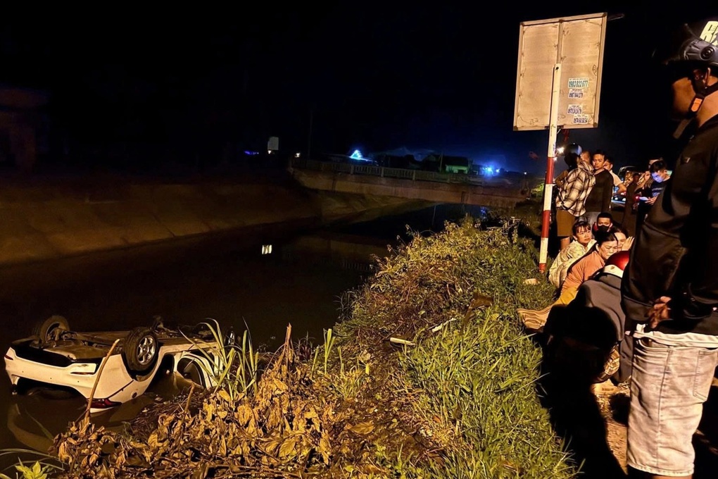Nam thanh niên tử vong trong ô tô dưới mương nước - 1 Nam thanh niên tử vong trong ô tô dưới mương nước - 1