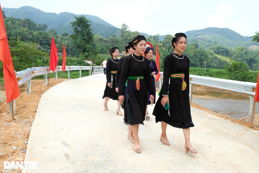 Khánh thành cầu Khuyến học và Dân trí giúp hơn 200 học sinh vượt lũ - 3 Khánh thành cầu Khuyến học và Dân trí giúp hơn 200 học sinh vượt lũ - 3