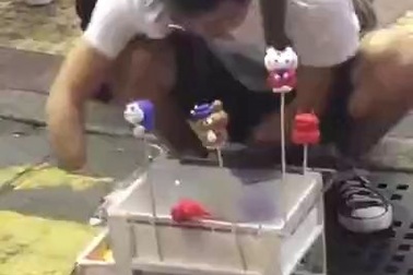 Chàng trai không tay vẫn nặn tò he cực tài tình