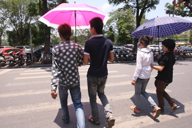 Miền Bắc tăng nhiệt mạnh, Nam Bộ mưa rào