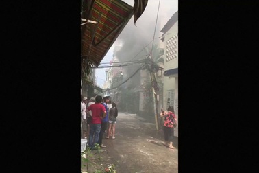 Nhà vắng chủ bốc cháy ngùn ngụt giữa trưa