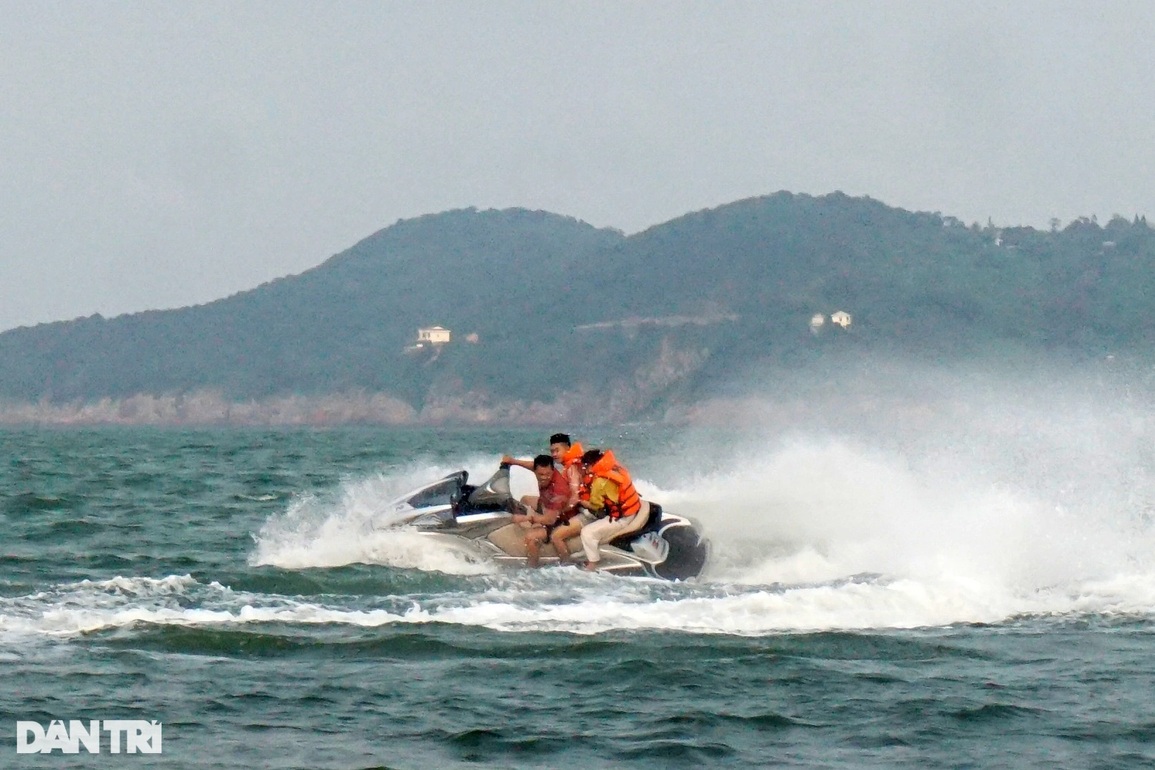 Hơn 6 vạn du khách đến Cửa Lò trong 3 ngày đầu mở biển - 4 Hơn 6 vạn du khách đến Cửa Lò trong 3 ngày đầu mở biển - 4