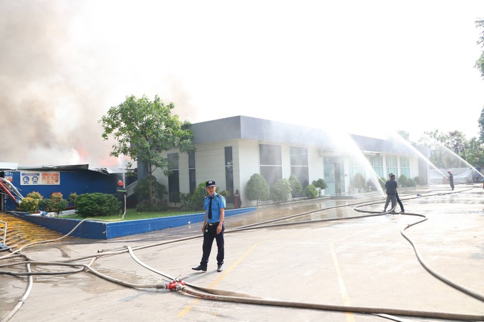 Bình Dương: Đang cháy lớn tại KCN Sóng Thần 2, hàng chục xe cứu hỏa được điều tới hiện trường - Ảnh 6. Bình Dương: Đang cháy lớn tại KCN Sóng Thần 2, hàng chục xe cứu hỏa được điều tới hiện trường - Ảnh 6.