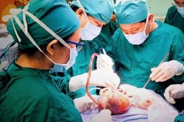 Cha mẹ cho ngồi trước xe, cậu bé lòi ruột sau tai nạn