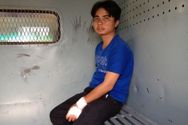 Vào nhà vệ sinh bến cảng tấn công phụ nữ cướp tài sản