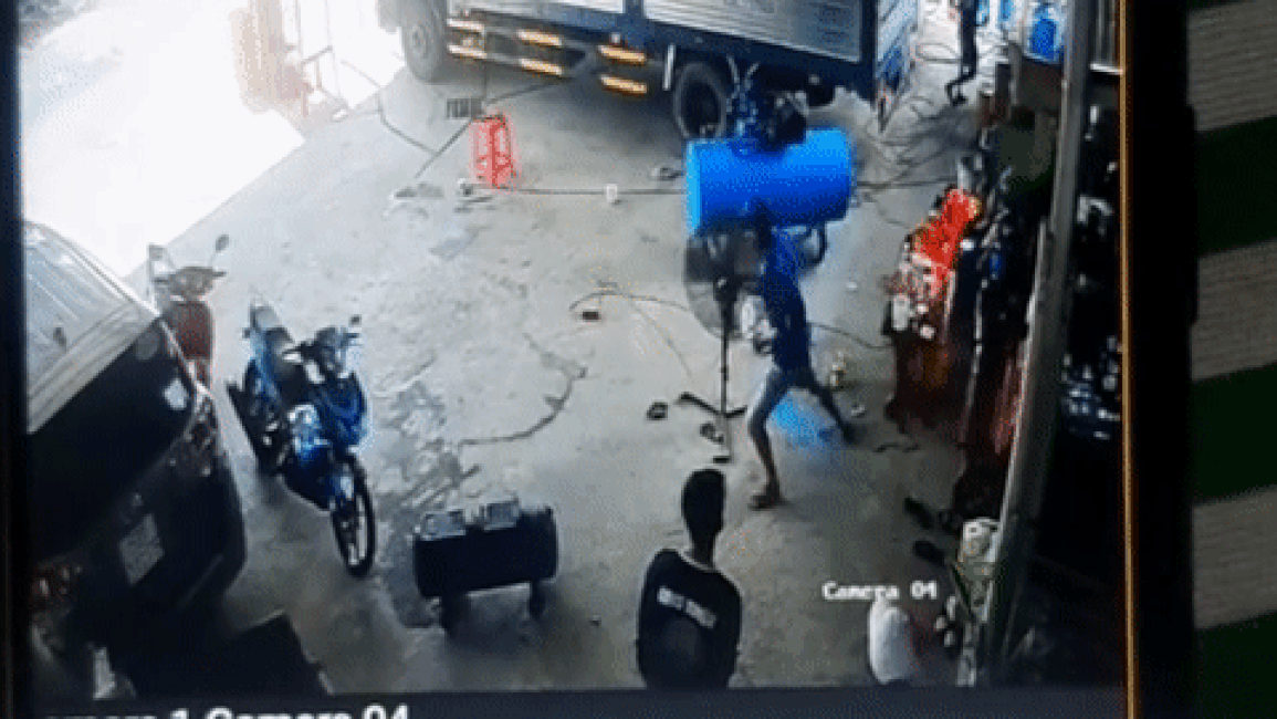 Bình khí nén bị rò rỉ phóng như tên lửa, 2 người thoát nạn trong gang tấc - 1 Bình khí nén bị rò rỉ phóng như tên lửa, 2 người thoát nạn trong gang tấc - 1
