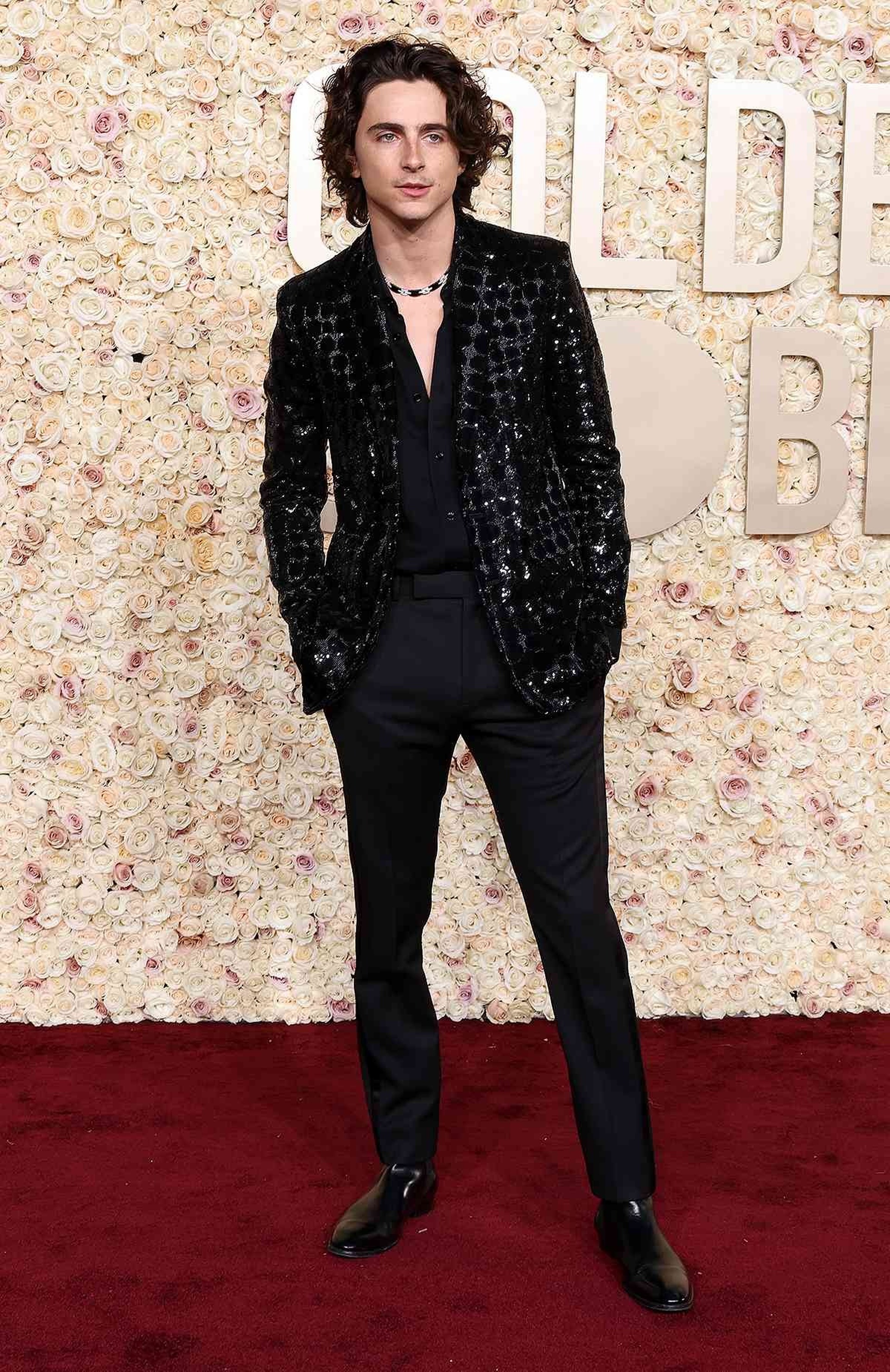 Taylor Swift khoe vai trần gợi cảm trên thảm đỏ Quả Cầu Vàng 2024 - 12 Taylor Swift khoe vai trần gợi cảm trên thảm đỏ Quả Cầu Vàng 2024 - 12