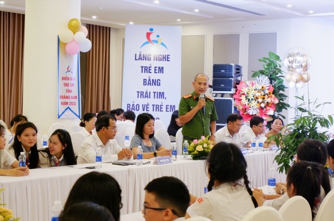 Đại diện công an tỉnh trả lời các vấn đề liên quan đến bạo lực học đường. Ảnh baoquangnam.vn