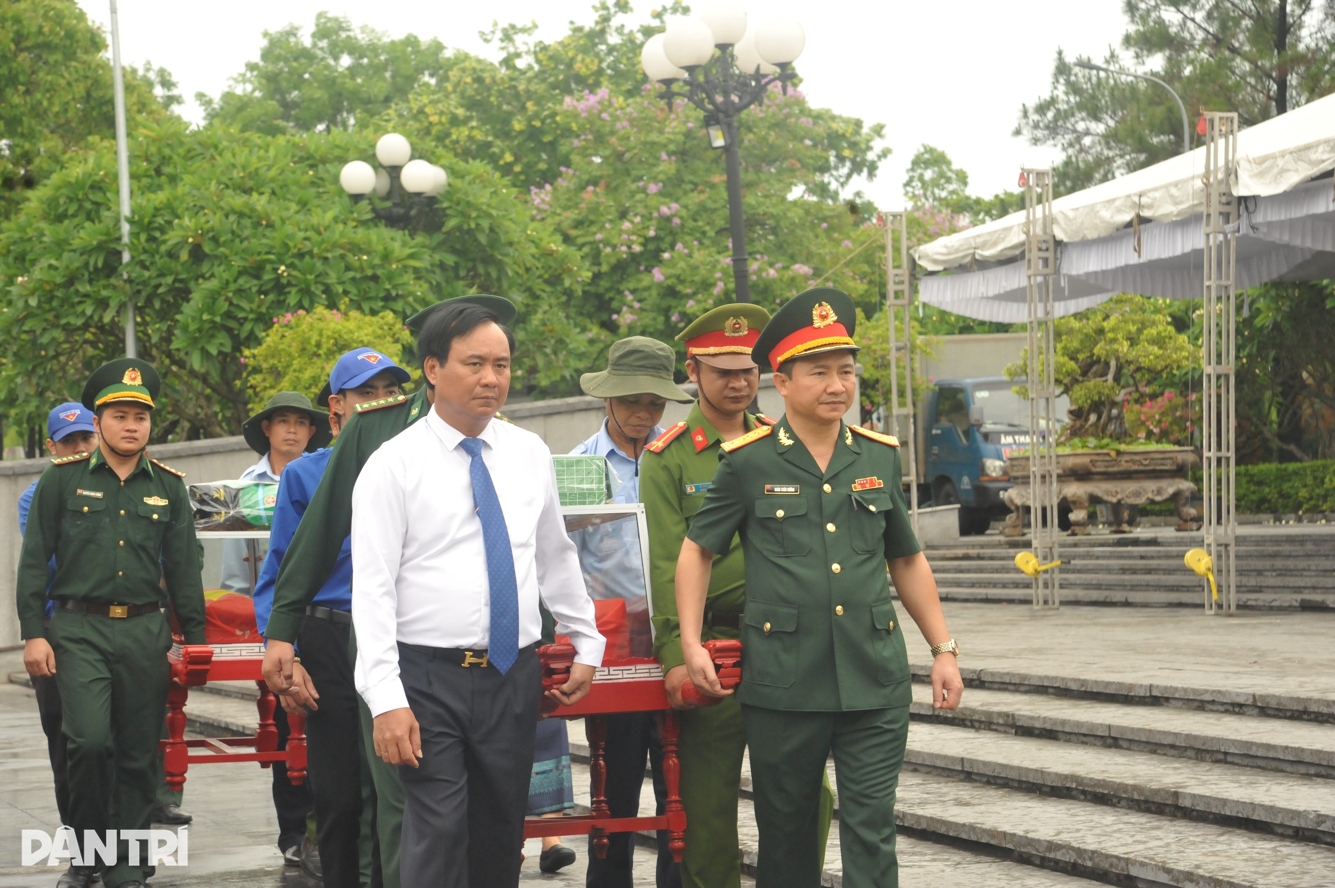 Laos'ta hayatını kaybeden 12 şehidin anma töreni ve defin töreninden duygulandıran görüntüler - 2 Hình ảnh xúc động tại lễ truy điệu, an táng 12 liệt sỹ hy sinh trên đất Lào - 2