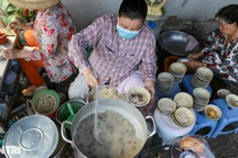 Quán cháo huyết 5000 đồng làm "ấm lòng" lao động nghèo