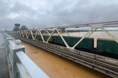 Phong tỏa đường sắt, lần thứ 3 điều tàu chở đá ra giữ 2 cầu ở Huế