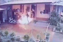 Giáp Tết, con rể dùng xăng phóng hỏa nhà bố vợ, 3 người bị thương