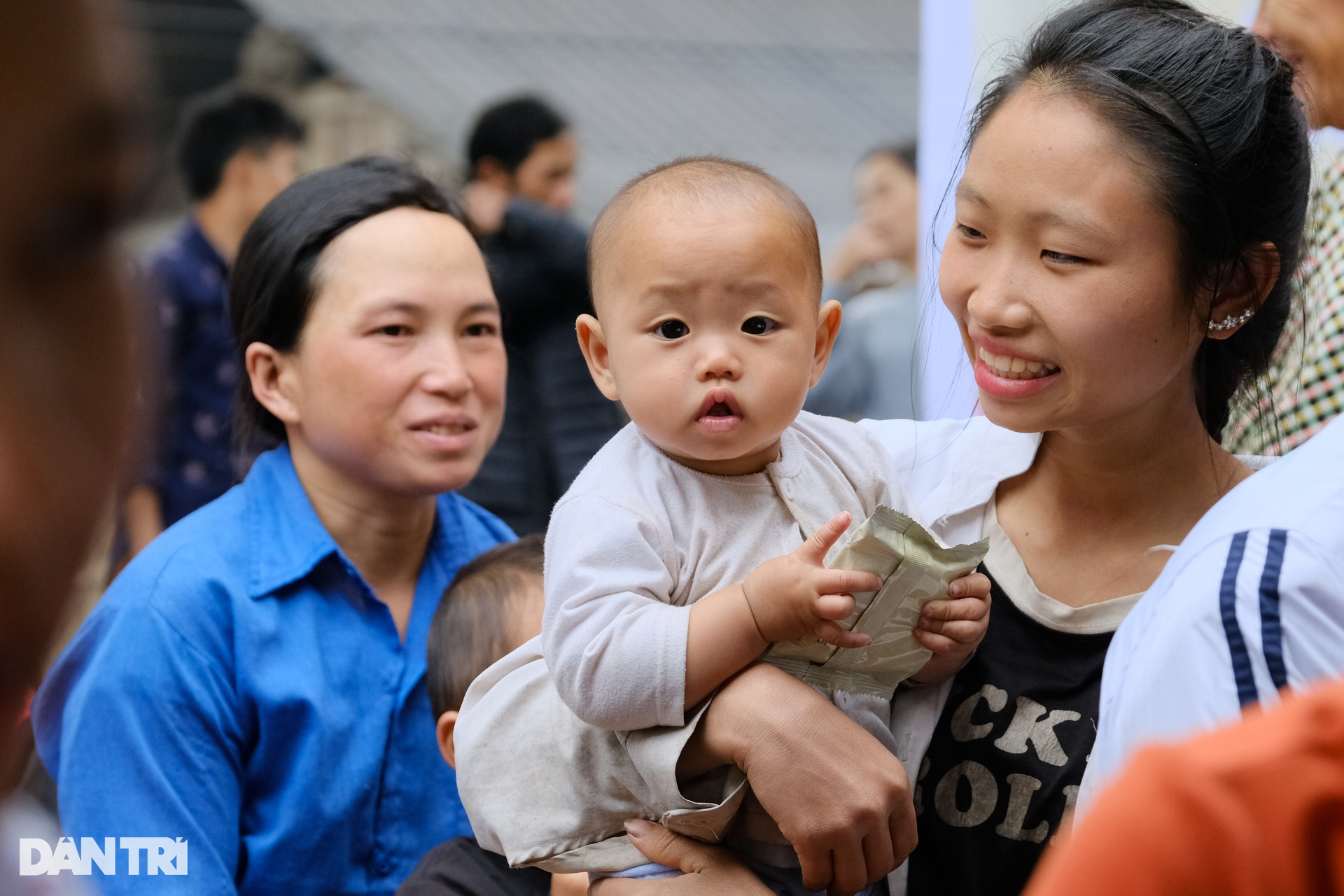 Trẻ em bản nghèo ở Lào Cai đón niềm vui bất ngờ - 7 Trẻ em bản nghèo ở Lào Cai đón niềm vui bất ngờ - 7
