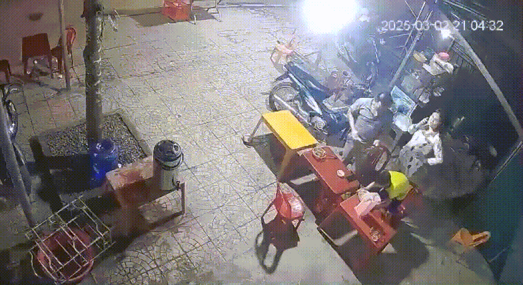 Ngồi trong quán ăn, bé trai bất ngờ bị một phụ nữ ném vật cứng vào đầu - 1 Ngồi trong quán ăn, bé trai bất ngờ bị một phụ nữ ném vật cứng vào đầu - 1