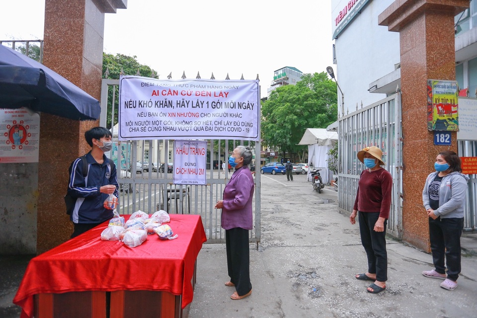 Ấm lòng suất ăn ai thiếu đến nhận trên phố Hà Nội giữa đại dịch Covid-19 - 5 Ấm lòng suất ăn ai thiếu đến nhận trên phố Hà Nội giữa đại dịch Covid-19 - 5