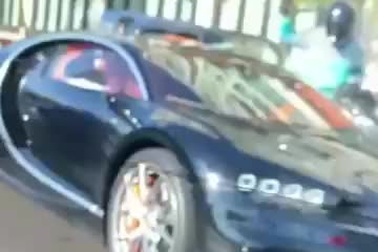 Triệu phú lái siêu xe Bugatti Chiron bị cướp tấn công ngay giữa phố đông