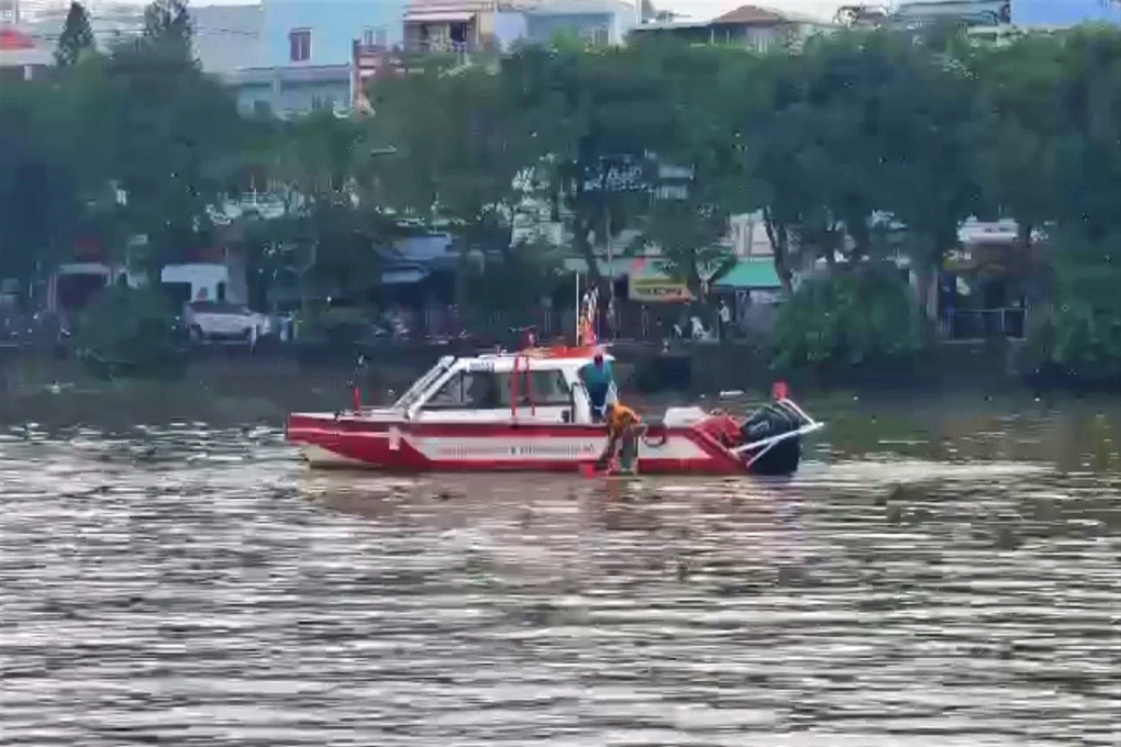 Cảnh sát nhảy xuống sông ở TPHCM cứu nam thanh niên đuối nước - 2 Cảnh sát nhảy xuống sông ở TPHCM cứu nam thanh niên đuối nước - 2