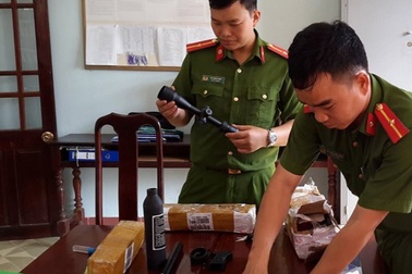 Thiết bị lắp súng và 500 viên đạn được mua bán, chuyển qua bưu điện
