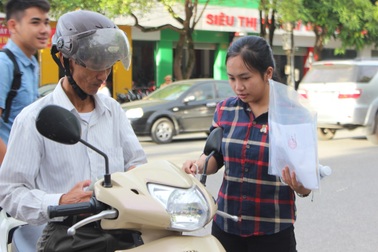 Nhiều thí sinh đến điểm thi từ mờ sáng