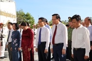 Chủ tịch Quốc hội dâng hương Tượng đài liệt sĩ và Tượng đài Bà mẹ VNAH