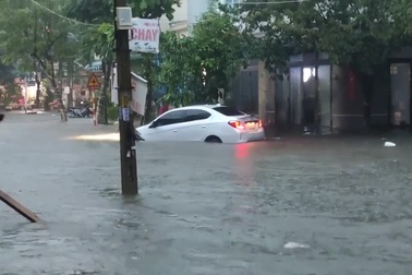 Ô tô quay đầu khó tin trên đường ngập nước