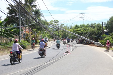 Cột điện bất ngờ bật móng, đổ ngang đường