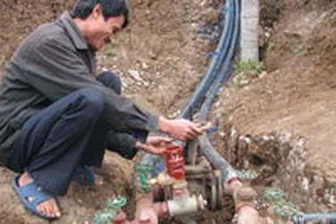 Một công nhân tự xây đường nước cứu hỏa