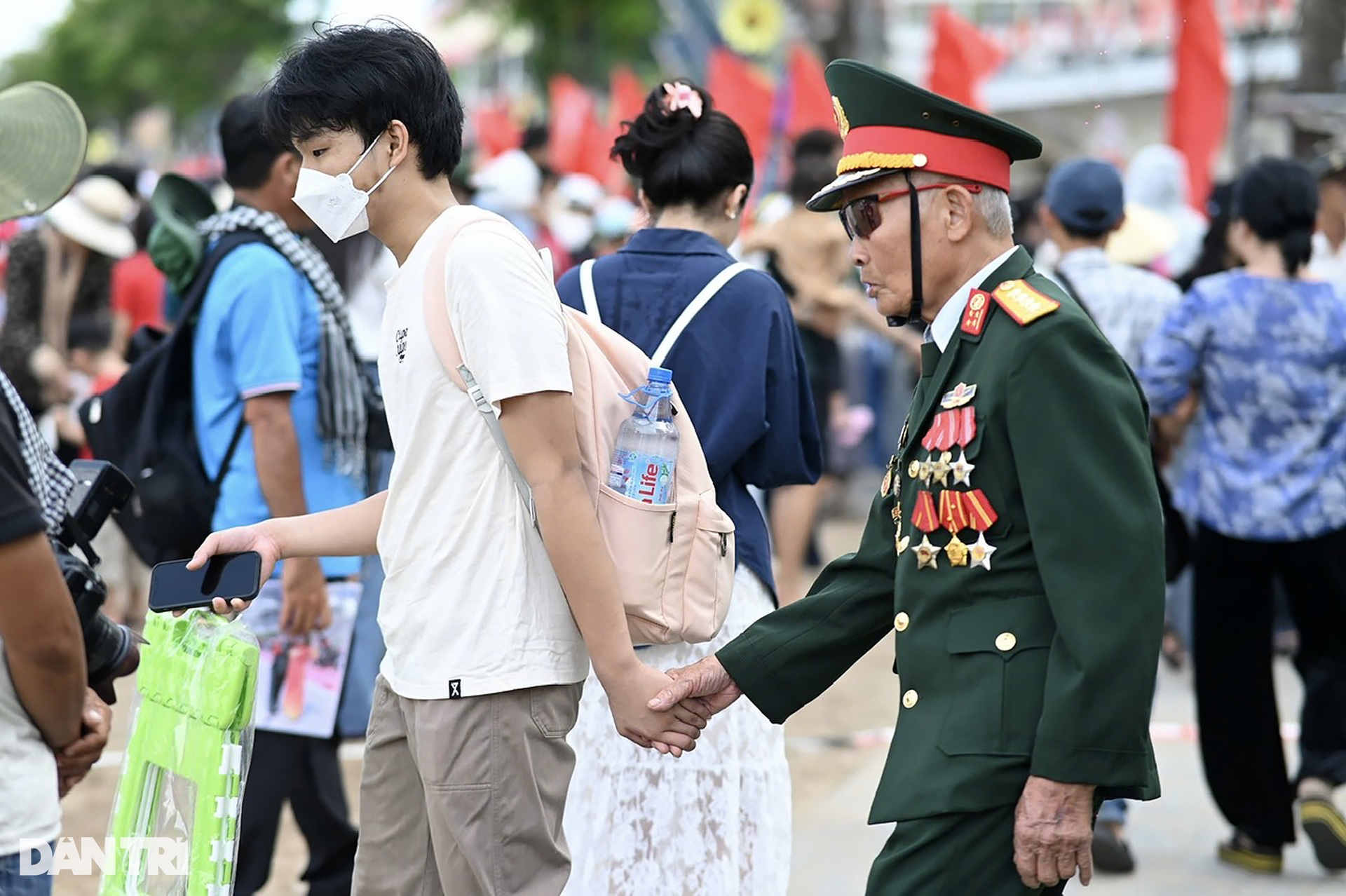 Biển người chờ xem sơ duyệt diễu binh, diễu hành ở TPHCM - 12 Biển người chờ xem sơ duyệt diễu binh, diễu hành ở TPHCM - 12