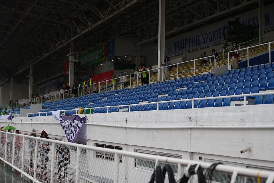 Sân Rizal Memorial ngập nước trước trận đấu U22 Việt Nam gặp U22 Singapore - 13 Sân Rizal Memorial ngập nước trước trận đấu U22 Việt Nam gặp U22 Singapore - 13